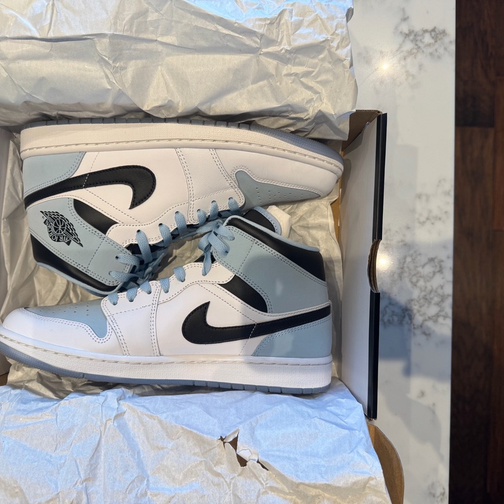 Air Jordan 1 Mid - Picture 4 of 5